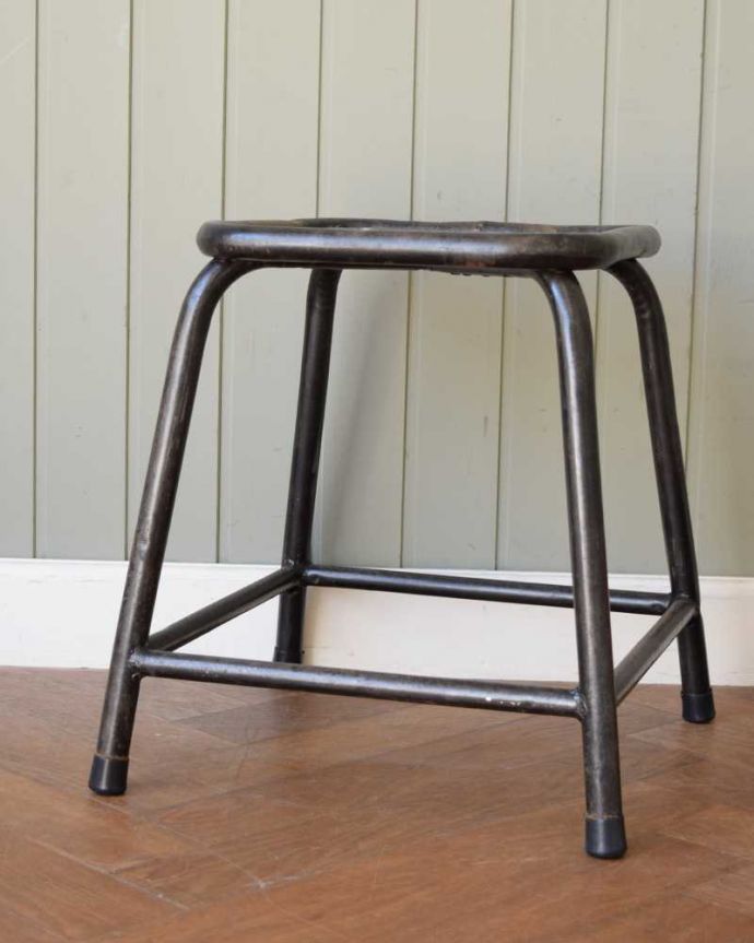 スツール・オットマン アンティーク チェア カッコいい雰囲気たっぷりのビンテージチェア、クールな表情がたまらないスツール。クールなメタル製新品ではないので経年変化によるキズはありますが、キレイなものだけを選んできました。(x-454-c)