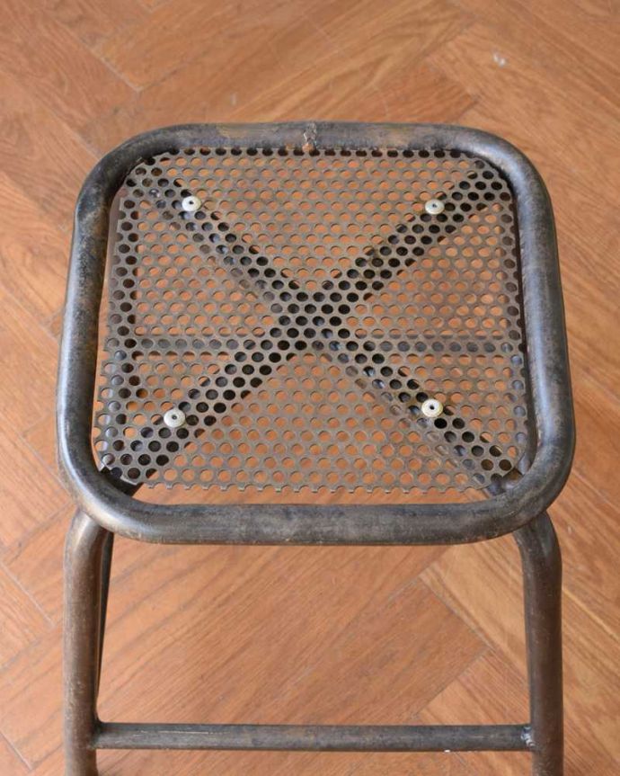 スツール・オットマン アンティーク チェア カッコいい雰囲気たっぷりのビンテージチェア、クールな表情がたまらないスツール。上から見るとこんな感じです座ったり、荷物を置いたり、お花を飾ったり・・・いろいろ使えるアイテムです。(x-454-c)