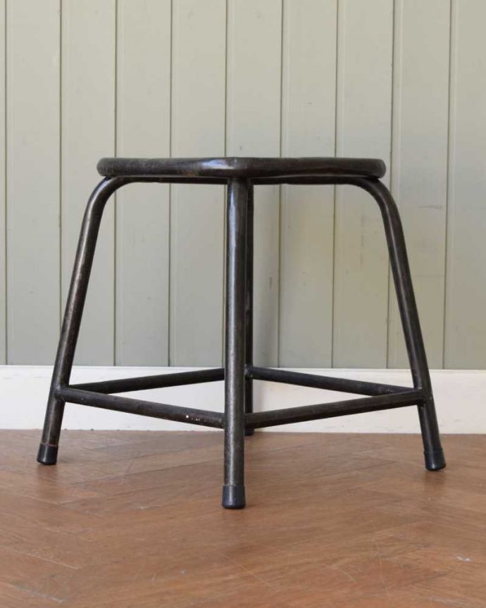 スツール・オットマン アンティーク チェア カッコいい雰囲気たっぷりのビンテージチェア、クールな表情がたまらないスツール。横からみると・・・横から見てもカッコイイんです。(x-454-c)