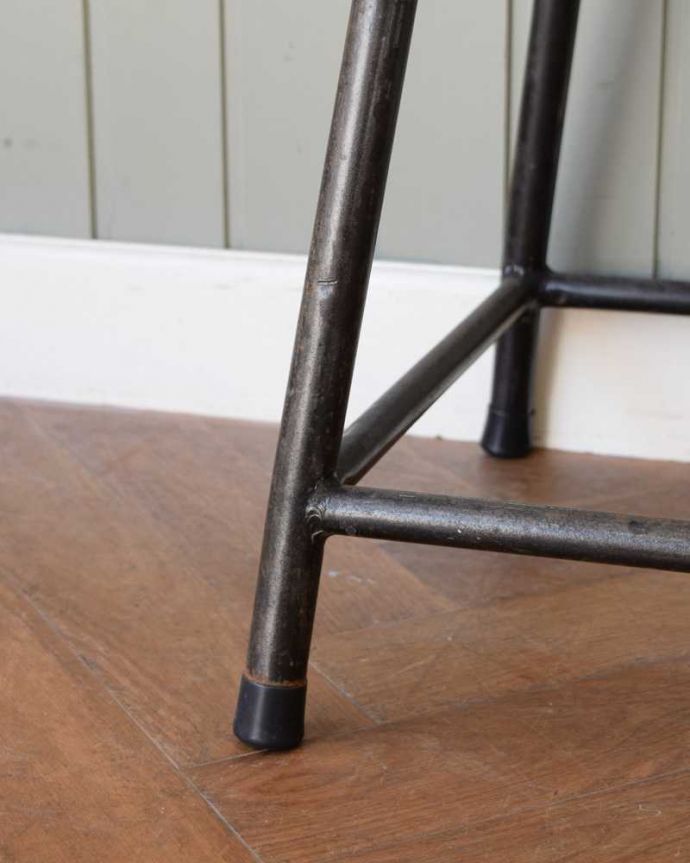 アンティークスツールの脚