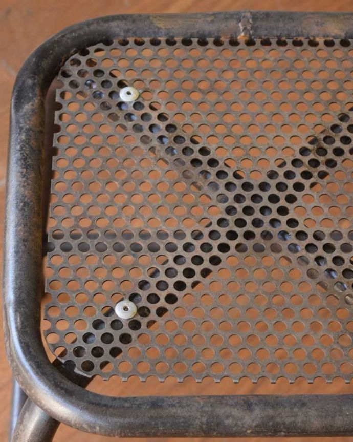 スツール・オットマン アンティーク チェア カッコいい雰囲気たっぷりのビンテージチェア、クールな表情がたまらないスツール。座面を近くでみると・・・パンチングのかっこいい座面です。(x-454-c)