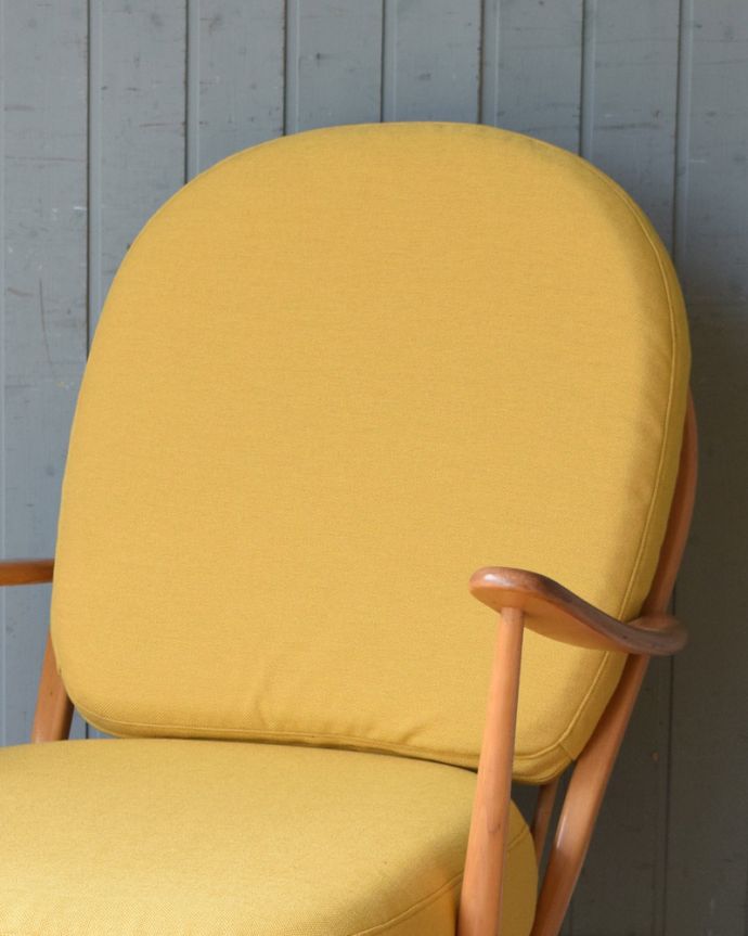 アーコールの家具 アンティーク チェア アーコール社のアンティークソファ、1人掛けのラウンジチェア。包み込んでくれる背もたれ背もたれにもクッションが付いているので、ソファのように、ゆったりと背中を預けることができます。(x-458-c)