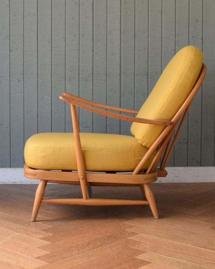 アーコールの家具 アンティーク チェア アーコール社のアンティークソファ、1人掛けのラウンジチェア。横から見てもカッコイイ計算され作りたシンプルなフォルム。(x-458-c)