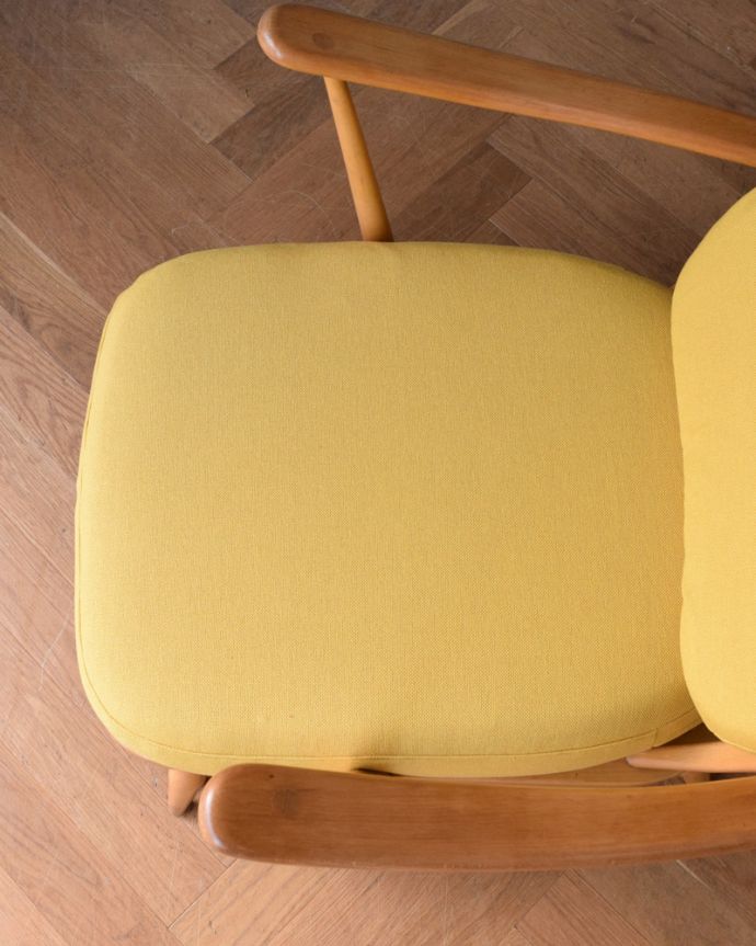 アーコールの家具 アンティーク チェア アーコール社のアンティークソファ、1人掛けのラウンジチェア。広々とした座面ふかふかの大きな座面が包み込んでくれます。(x-458-c)