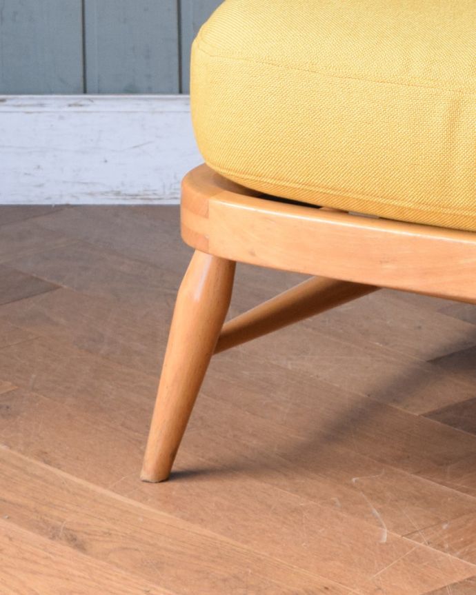 アーコールの家具 アンティーク チェア アーコール社のアンティークソファ、1人掛けのラウンジチェア。持ち上げなくても移動できます!Handleのアンティークは、脚の裏にフェルトキーパーをお付けしていますので、持ち上げなくても床を滑らせて移動させることが出来ます。(x-458-c)