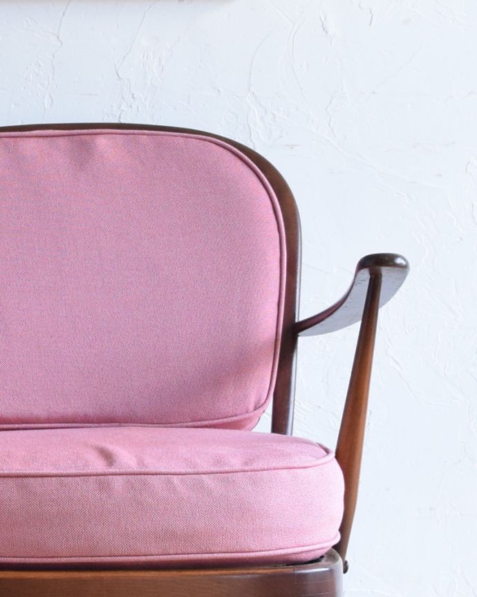 アーコールの家具　アンティーク チェア　アーコール社のアンティークソファ、1人掛けのラウンジチェア。大きな背もたれにゆったり･･･しっかりと支えてくれる大きな背もたれが魅力。(x-460-c)