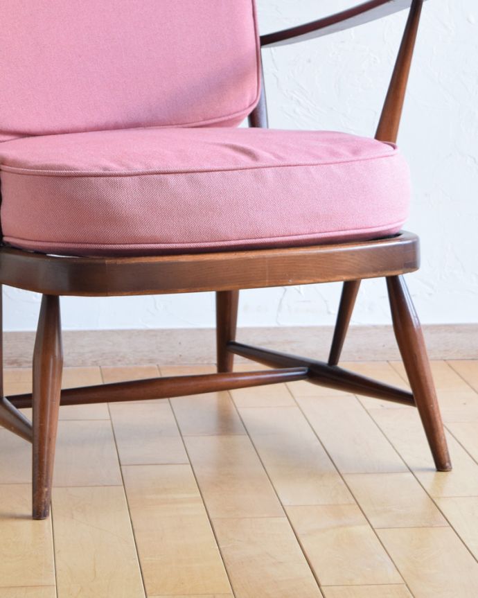 アーコールの家具　アンティーク チェア　アーコール社のアンティークソファ、1人掛けのラウンジチェア。持ち上げなくても移動できます！Handleのアンティークは、脚の裏にフェルトキーパーをお付けしていますので、持ち上げなくても床を滑らせて移動させることが出来ます。(x-460-c)