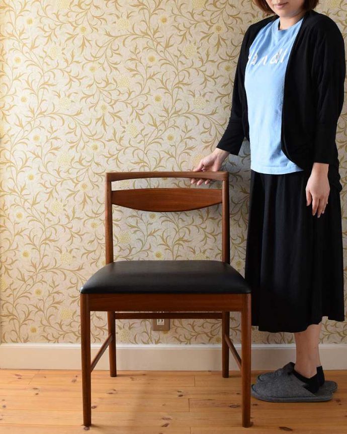 ダイニングチェア　アンティーク チェア　ビンテージの北欧風インテリア、アンティークダイニングチェア（マッキントッシュ）。スッキリとカッコいい北欧スタイルの椅子ミッドセンチュリーに作られた北欧デザインの椅子は新しさとなつかしさ、両方を感じさせてくれます。(x-465-c)