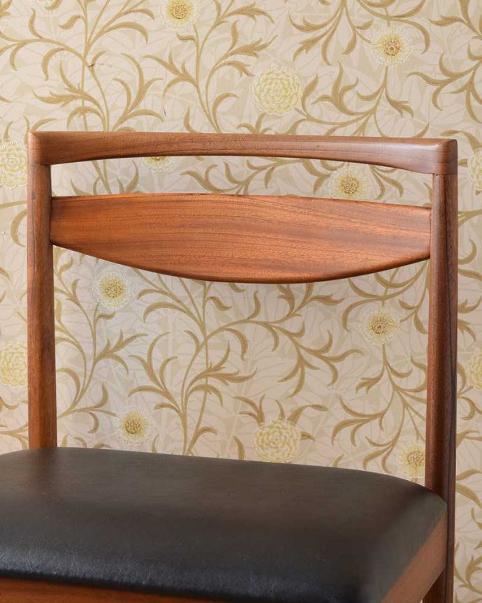 ダイニングチェア　アンティーク チェア　ビンテージの北欧風インテリア、アンティークダイニングチェア（マッキントッシュ）。後からキュッと支えてくれる背もたれ。(x-465-c)