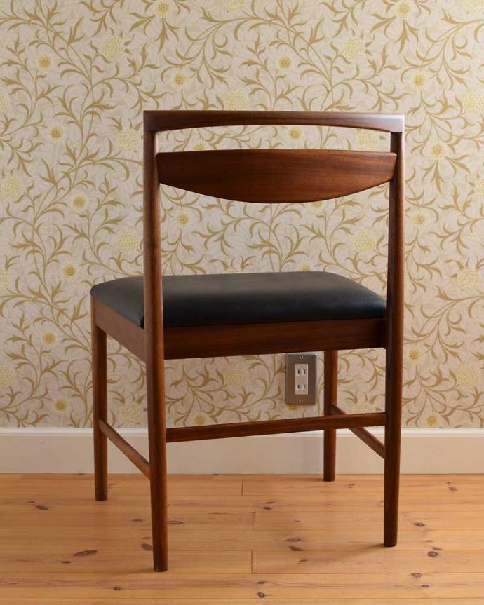 ダイニングチェア　アンティーク チェア　ビンテージの北欧風インテリア、アンティークダイニングチェア（マッキントッシュ）。しっかり修復したので、後ろ姿にも自信がありますいろんな修復方法がありますが、Handleでは専門の職人が一度、全てをバラしてから丁寧に組み上げているのでクオリティが違います。(x-465-c)