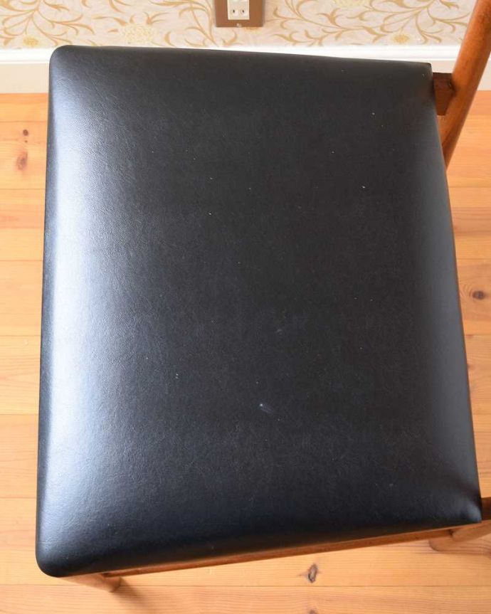 ダイニングチェア　アンティーク チェア　ビンテージの北欧風インテリア、アンティークダイニングチェア（マッキントッシュ）。新しく貼り替えました修復の際、座面の生地も新しいものに貼り替えてあります。(x-465-c)