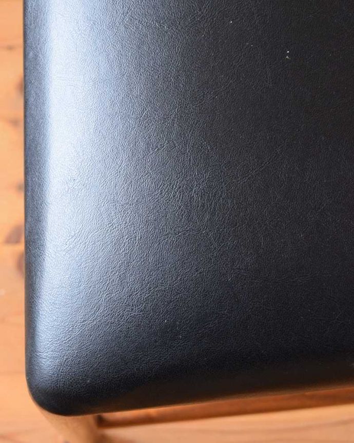 ダイニングチェア　アンティーク チェア　ビンテージの北欧風インテリア、アンティークダイニングチェア（マッキントッシュ）。いつでも貼り替え出来ますシンプルなデザインを活かせるよう考えて座面の生地を選びました。(x-465-c)