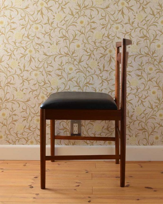 ダイニングチェア　アンティーク チェア　ビンテージの北欧風インテリア、アンティークダイニングチェア（マッキントッシュ）。横から見てもスッキリとカッコイイヴィンテージチェアは、もちろん新品ではないので経年変化によるキズはありますが、キレイに修復したので安心して座って下さい。(x-465-c)