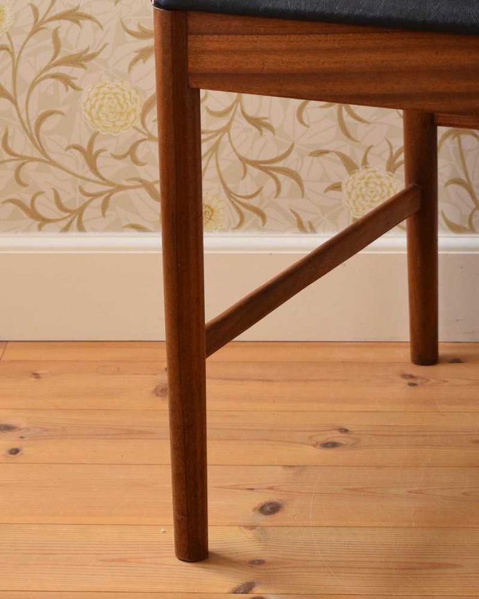 ダイニングチェア　アンティーク チェア　ビンテージの北欧風インテリア、アンティークダイニングチェア（マッキントッシュ）。床を滑らせて移動出来ますHandleではアンティークチェアの脚の裏にフェルトキーパーをお付けしています。(x-465-c)