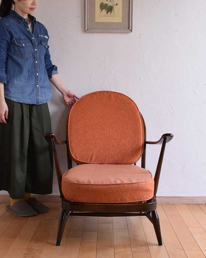 アーコールの家具　アンティーク チェア　アーコール社のアンティーク1人掛けソファ、アーム付きのラウンジチェア(オレンジ) 。アーコールらしいスッキリしたカッコよさシンプルな中にアーコールらしい職人技が見られるラウンジチェア。(x-468-c)
