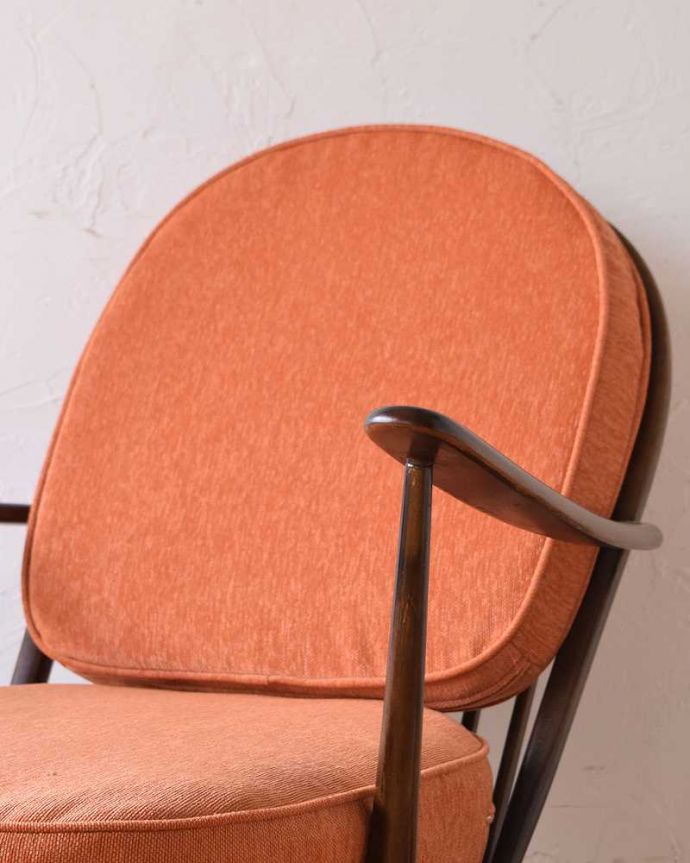 アーコールの家具　アンティーク チェア　アーコール社のアンティーク1人掛けソファ、アーム付きのラウンジチェア(オレンジ) 。大きな背もたれにゆったり･･･しっかりと支えてくれる大きな背もたれが魅力。(x-468-c)