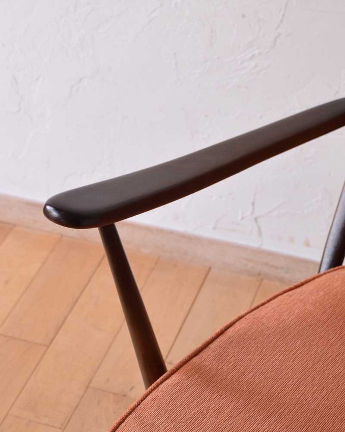 アーコールの家具　アンティーク チェア　アーコール社のアンティーク1人掛けソファ、アーム付きのラウンジチェア(オレンジ) 。さらにリラックスできるアーム付き1人掛けのアーム付きチェアは、自分だけの時間をリラックスさせてくれる最強アイテム。(x-468-c)