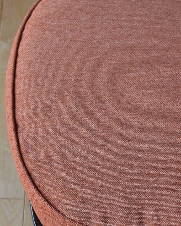 アーコールの家具　アンティーク チェア　アーコール社のアンティーク1人掛けソファ、アーム付きのラウンジチェア(オレンジ) 。新しいものに張り替えています。(x-468-c)