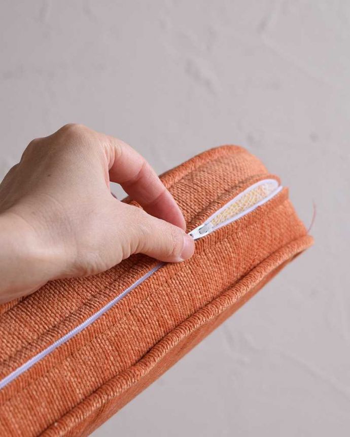 アーコールの家具　アンティーク チェア　アーコール社のアンティーク1人掛けソファ、アーム付きのラウンジチェア(オレンジ) 。取り外し出来ますカバーは全てチャックで取り外せるカバーリング仕様になっています。(x-468-c)