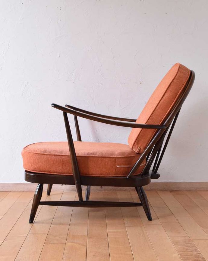 アーコールの家具　アンティーク チェア　アーコール社のアンティーク1人掛けソファ、アーム付きのラウンジチェア(オレンジ) 。横から見てもカッコイイ計算され作りたシンプルなフォルム。(x-468-c)
