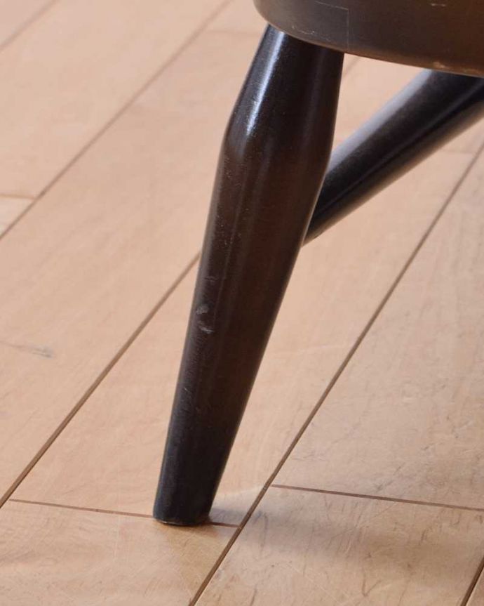 アーコールの家具　アンティーク チェア　アーコール社のアンティーク1人掛けソファ、アーム付きのラウンジチェア(オレンジ) 。持ち上げなくても移動できます！Handleのアンティークは、脚の裏にフェルトキーパーをお付けしていますので、持ち上げなくても床を滑らせて移動させることが出来ます。(x-468-c)