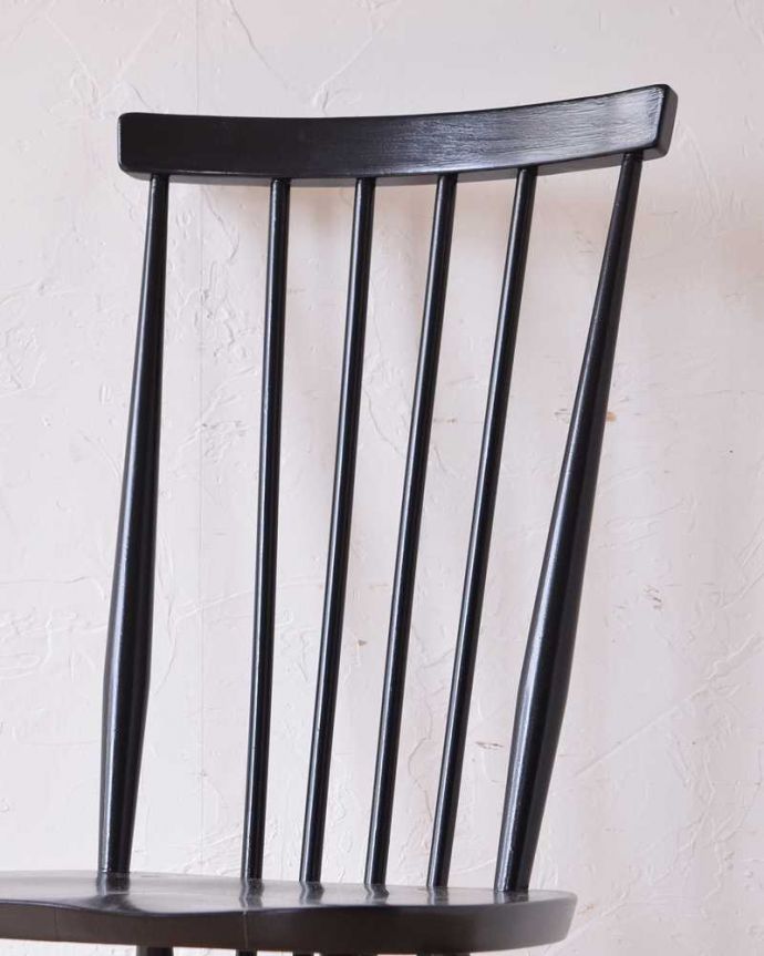 ダイニングチェア　アンティーク チェア　背もたれが印象的なアーコールチェア、アンティークハイスティックバックチェア（ ブラック）。お部屋のアクセントになる可愛いペイントもともとキッチンで実用的に使われていた椅子は、長い年月の間に何度も好きな色が重ねられて、アンティークだけが持ついい風合いのペイントになっています。(x-470-c)