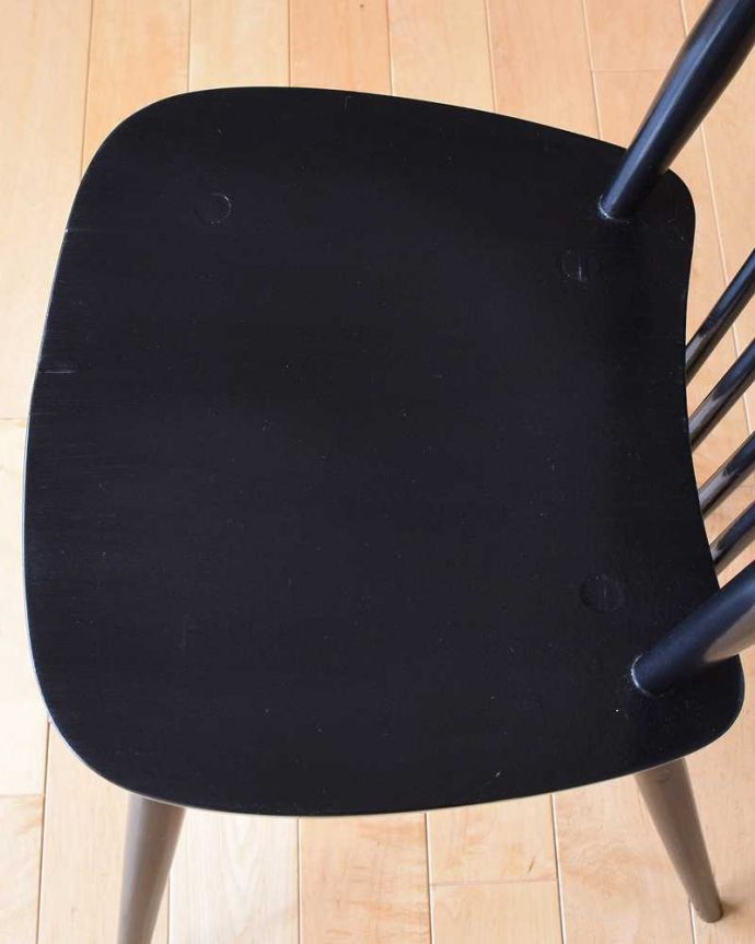 ダイニングチェア　アンティーク チェア　背もたれが印象的なアーコールチェア、アンティークハイスティックバックチェア（ ブラック）。座面に隠されたヒミツ座繰りと言って、お尻と太もも部分に彫が入っているんです。(x-470-c)