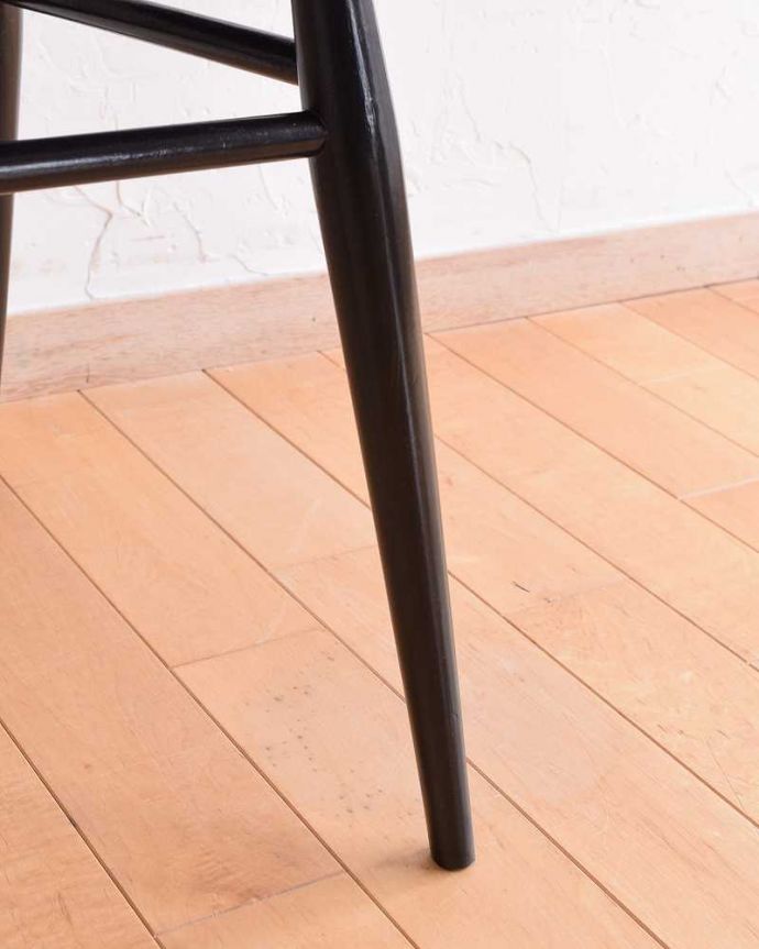 ダイニングチェア　アンティーク チェア　背もたれが印象的なアーコールチェア、アンティークハイスティックバックチェア（ ブラック）。移動もラクラクHandleのアンティークチェアの脚の裏にはフェルトキーパーをお付けしていますので、持ち上げなくても床を滑らせて移動できます。(x-470-c)