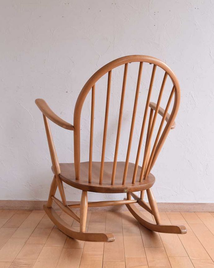 アーコールチェア　アンティーク チェア　レアな北欧ヴィンテージ家具、アーコール ラウンジ ロッキングチェア。後ろ姿にも自信アリ！後ろから見てもやっぱりカッコいい。(x-472-c)