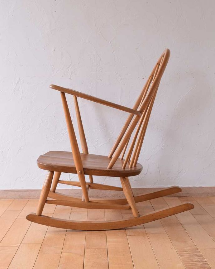 アーコールチェア　アンティーク チェア　レアな北欧ヴィンテージ家具、アーコール ラウンジ ロッキングチェア。横から見てもカッコいい！バツグンの掛け心地が自慢のアーコール。(x-472-c)