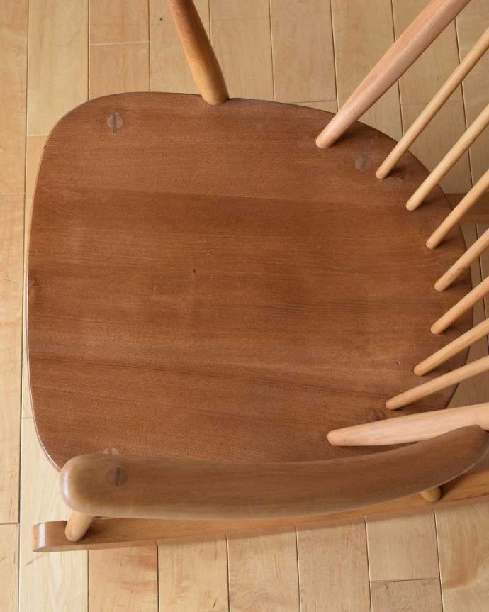 アーコールチェア　アンティーク チェア　レアな北欧ヴィンテージ家具、アーコール ラウンジ ロッキングチェア。座面に隠されたヒミツお尻と太もも部分に座りやすいように入っている座繰りという彫。(x-472-c)