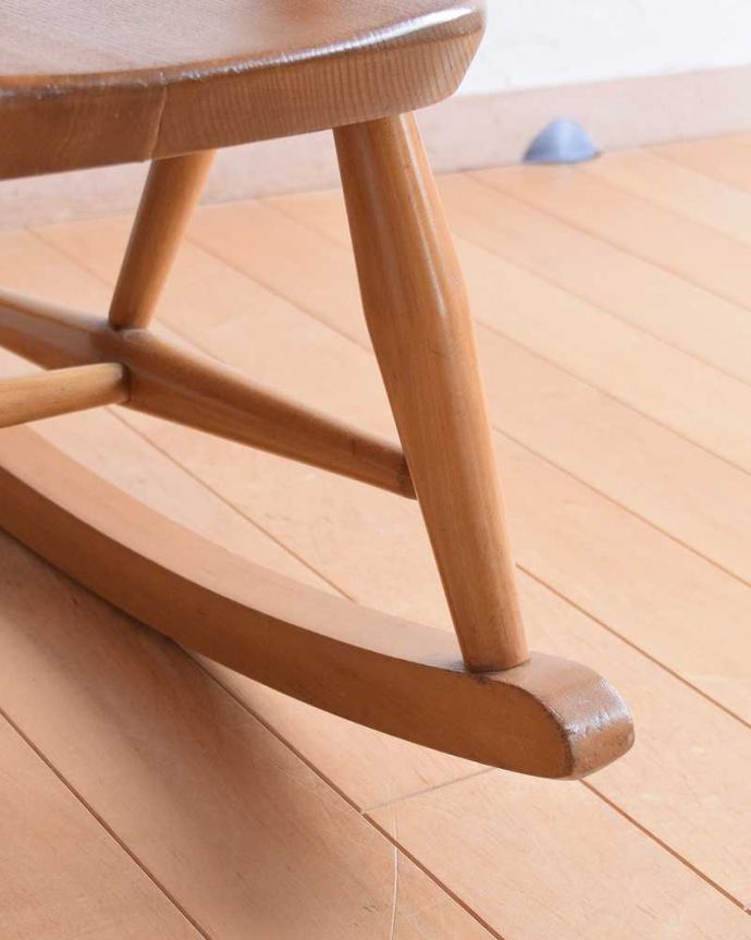 アーコールチェア　アンティーク チェア　レアな北欧ヴィンテージ家具、アーコール ラウンジ ロッキングチェア。移動もラクラクHandleのアンティークチェアの脚の裏には、フェルトキーパーをお付けしていますので、床を滑らせてお使い頂けます。(x-472-c)