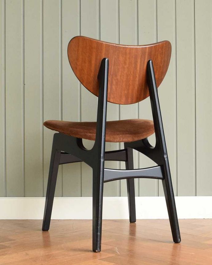 G-PLAN(Gプラン)　アンティーク チェア　ビンテージがカッコよく決まる、Tola&Black(トラー&ブラック)のG-PLANのダイニングチェア。後ろ姿にも自信があります新品ではないので経年変化によるキズはありますが、専門の職人が目立たないようキレイにお直しをしているので、後姿までキレイです。(x-477-c)