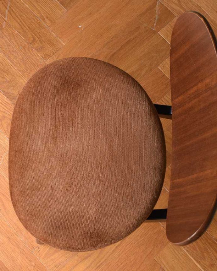 G-PLAN(Gプラン)　アンティーク チェア　ビンテージがカッコよく決まる、Tola&Black(トラー&ブラック)のG-PLANのダイニングチェア。座面を上から見るとこんな感じ長時間座っても疲れません。(x-477-c)