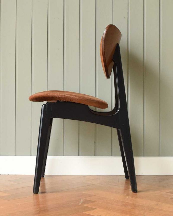 G-PLAN(Gプラン)　アンティーク チェア　ビンテージがカッコよく決まる、Tola&Black(トラー&ブラック)のG-PLANのダイニングチェア。横から見てもスッキリとカッコイイヴィンテージチェアは、もちろん新品ではないので経年変化によるキズはありますが、キレイに修復したので安心して座って下さい。(x-477-c)