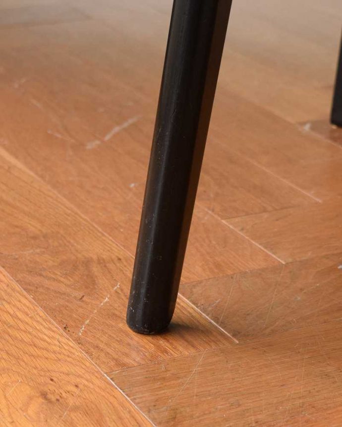 G-PLAN(Gプラン)　アンティーク チェア　ビンテージがカッコよく決まる、Tola&Black(トラー&ブラック)のG-PLANのダイニングチェア。床を滑らせて移動出来ますHandleではアンティークチェアの脚の裏にフェルトキーパーをお付けしています。(x-477-c)