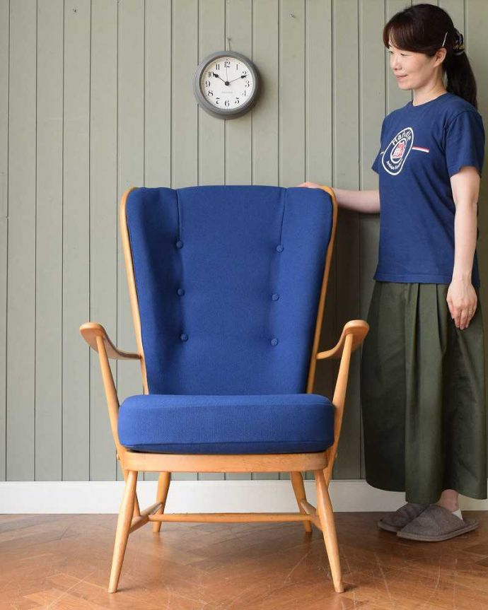 アーコールの家具　アンティーク チェア　アーコール社のアンティークソファ、1人掛けのラウンジチェア（ブルー）。アーコールらしいスッキリしたカッコよさシンプルな中にアーコールらしい職人技が見られるラウンジチェア。(x-478-c)