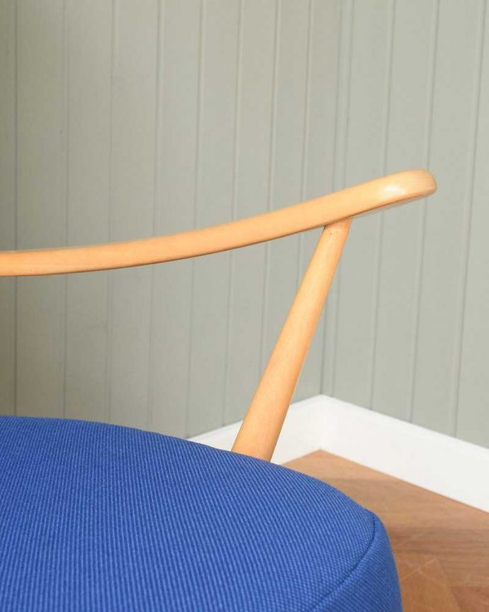 アーコールの家具　アンティーク チェア　アーコール社のアンティークソファ、1人掛けのラウンジチェア（ブルー）。さらにリラックスできるアーム付き1人掛けのアーム付きチェアは、自分だけの時間をリラックスさせてくれる最強アイテム。(x-478-c)