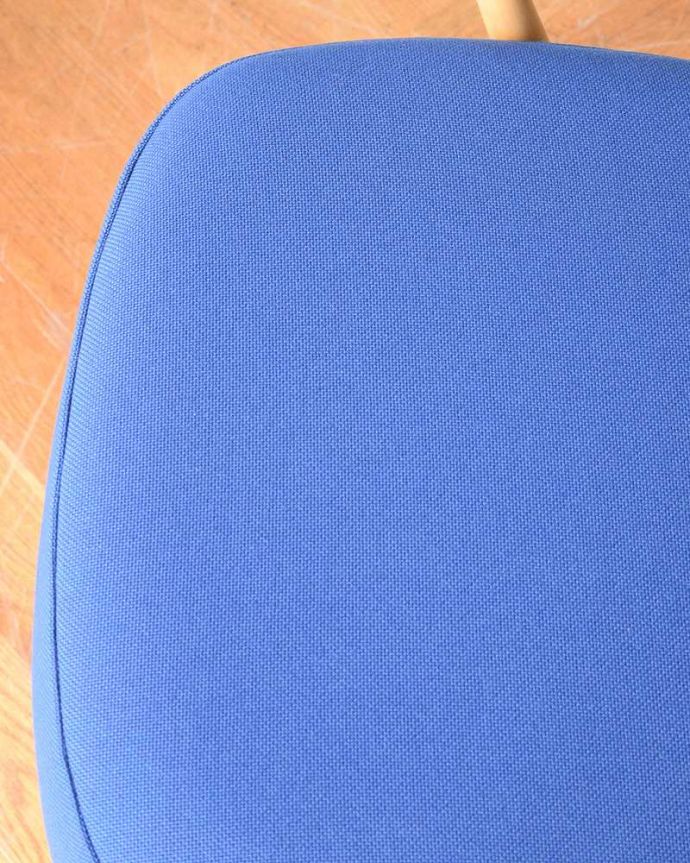 アーコールの家具　アンティーク チェア　アーコール社のアンティークソファ、1人掛けのラウンジチェア（ブルー）。新しいものに張り替えています。(x-478-c)