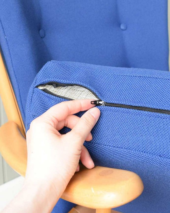 アーコールの家具　アンティーク チェア　アーコール社のアンティークソファ、1人掛けのラウンジチェア（ブルー）。取り外し出来ますカバーは全てチャックで取り外せるカバーリング仕様になっています。(x-478-c)