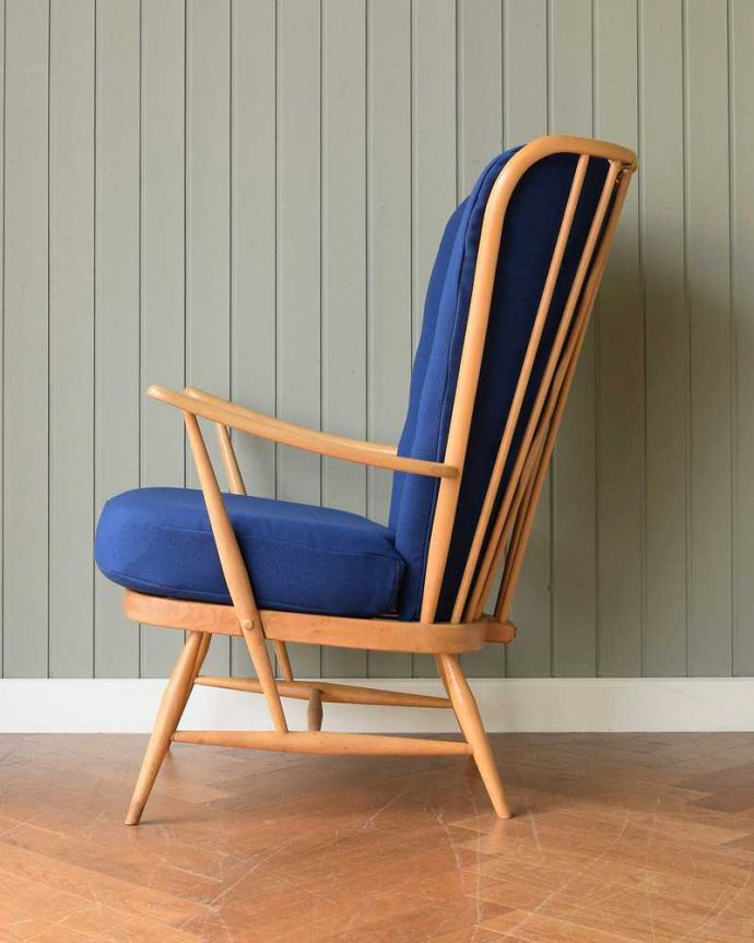 アーコールの家具　アンティーク チェア　アーコール社のアンティークソファ、1人掛けのラウンジチェア（ブルー）。横から見てもカッコイイ計算され作りたシンプルなフォルム。(x-478-c)