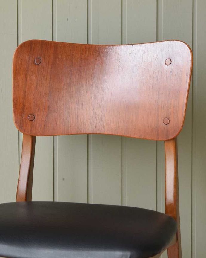 ダイニングチェア アンティーク チェア ビンテージの北欧風インテリア、アンティークダイニングチェア。後からキュッと支えてくれる背もたれシンプルでスッキリとまとめられたヴィンテージチェア。(x-479-c)