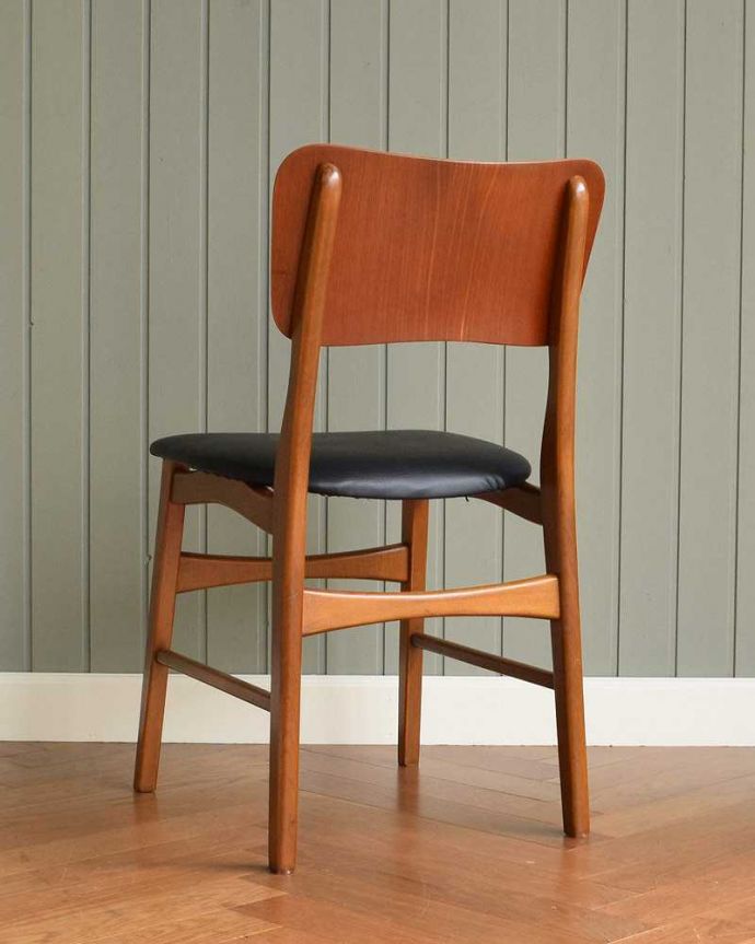 ダイニングチェア アンティーク チェア ビンテージの北欧風インテリア、アンティークダイニングチェア。後ろ姿にも自信があります新品ではないので経年変化によるキズはありますが、専門の職人が目立たないようキレイにお直しをしているので、後姿までキレイです。(x-479-c)