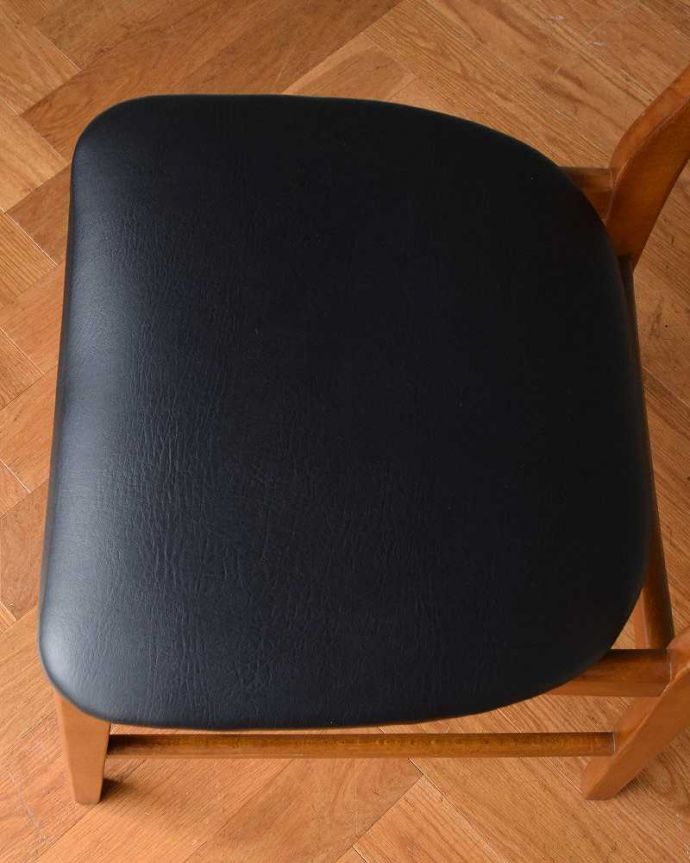 ダイニングチェア アンティーク チェア ビンテージの北欧風インテリア、アンティークダイニングチェア。座面を上から見るとこんな感じ長時間座っても疲れません。(x-479-c)