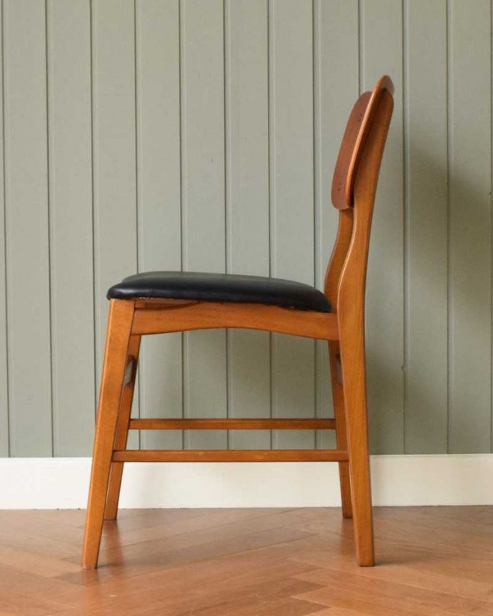 ダイニングチェア アンティーク チェア ビンテージの北欧風インテリア、アンティークダイニングチェア。横から見てもスッキリとカッコイイヴィンテージチェアは、もちろん新品ではないので経年変化によるキズはありますが、キレイに修復したので安心して座って下さい。(x-479-c)