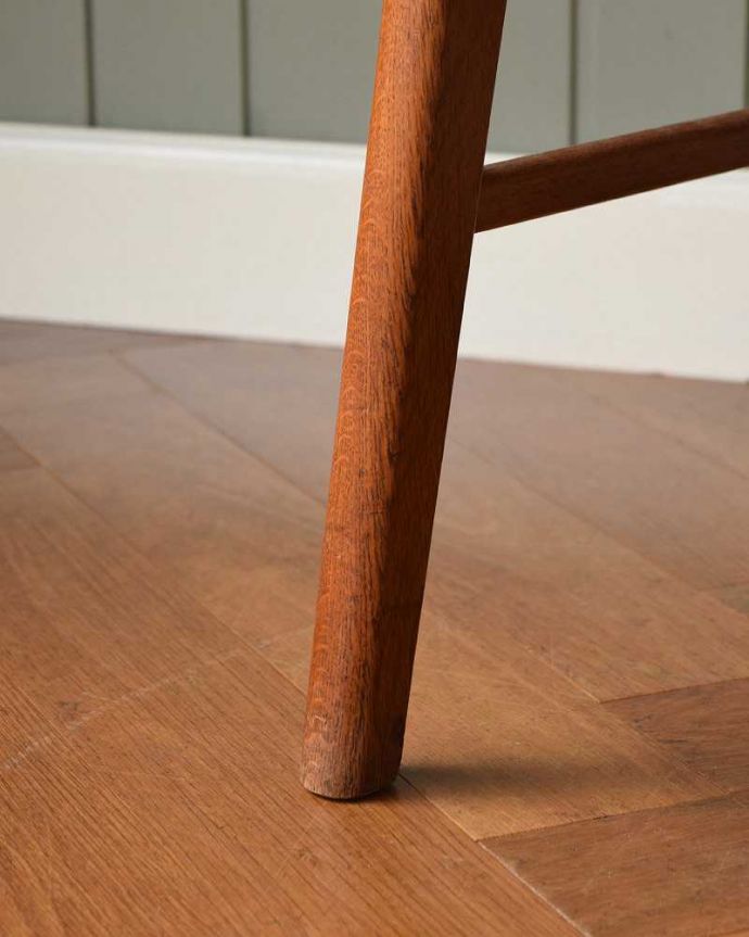 ダイニングチェア アンティーク チェア ビンテージの北欧風インテリア、アンティークダイニングチェア。床を滑らせて移動出来ますHandleではアンティークチェアの脚の裏にフェルトキーパーをお付けしています。(x-479-c)