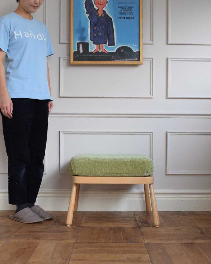 アーコールチェア アンティーク チェア 北欧デザインのヴィンテージチェア、アーコール社のスツール(オットマン)。座ったり、飾ったり・・・お家のなかの様々シーンで活躍してくれるアンティークのスツール。(x-502-c)