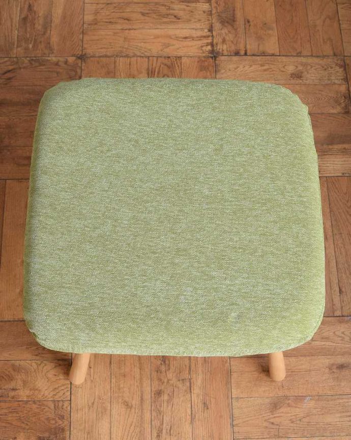 アーコールチェア アンティーク チェア 北欧デザインのヴィンテージチェア、アーコール社のスツール(オットマン)。広々とした座面ふかふかの大きな座面が包み込んでくれます。(x-502-c)