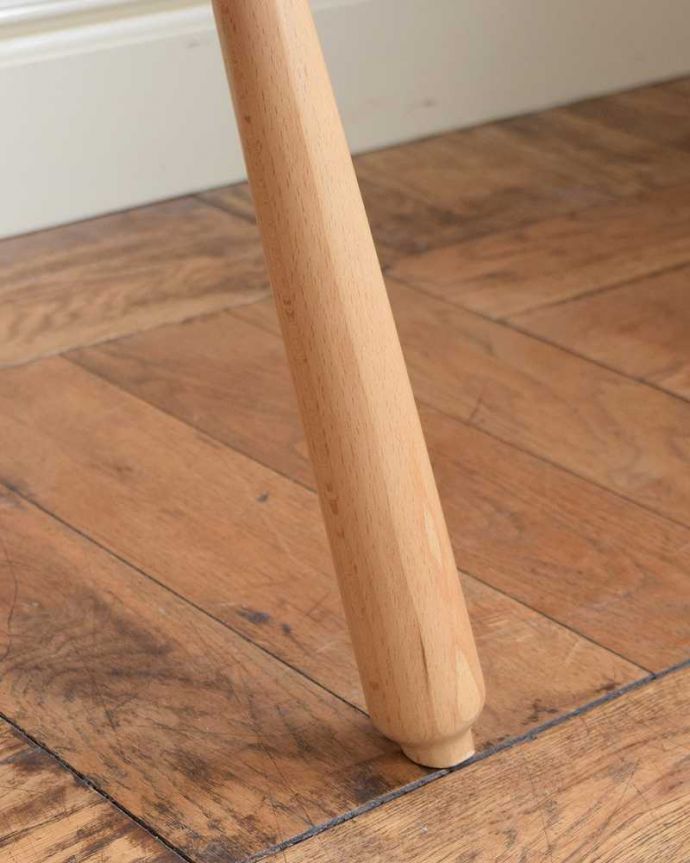 アーコールチェア アンティーク チェア 北欧デザインのヴィンテージチェア、アーコール社のスツール(オットマン)。移動もラクラクの理由は…Handleではアンティークチェアの脚の裏にフェルトキーパーをお付けしています。(x-502-c)