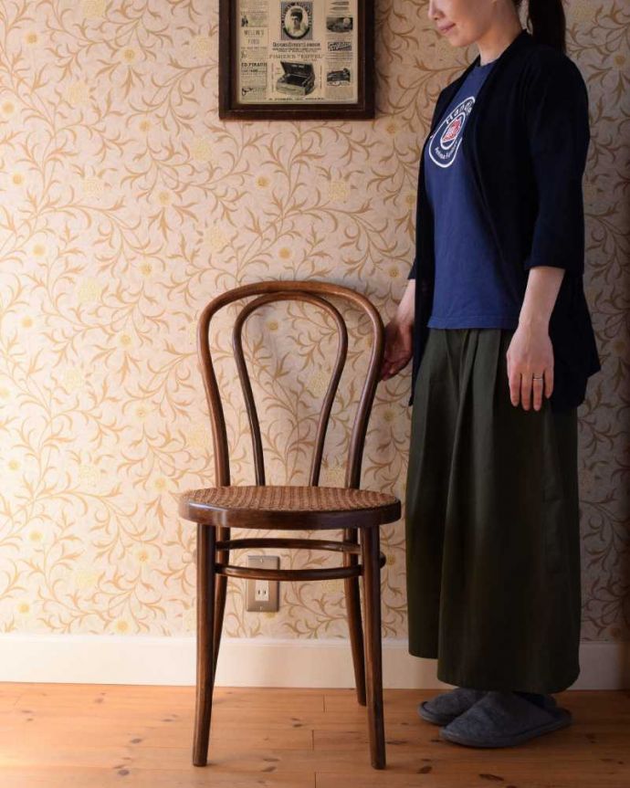 ベントウッドチェア　アンティーク チェア　ダブルループの編み座のアンティークチェア、木製のベントウッド（トーネットチェア） 。一本の木をぐにゅっと曲げたベントウッドチェア背もたれのデザインが特長のベントウッドチェア。(x-483-c)